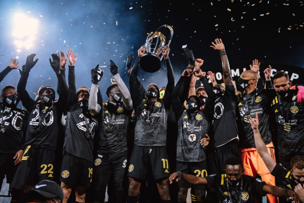 Jogadores do Columbus Crew recebem anéis de campeões da MLS 2020