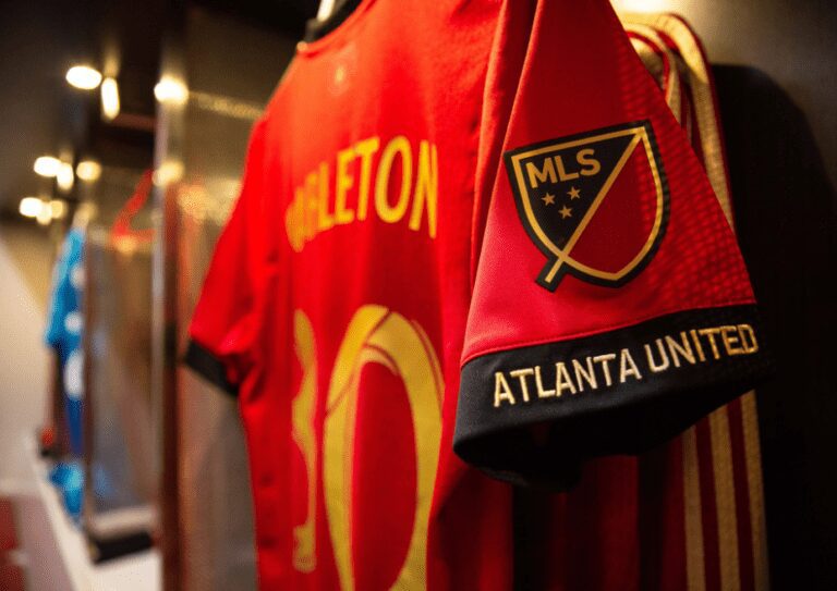 Atlanta United aposenta camisa em homenagem a ídolo do Beisebol