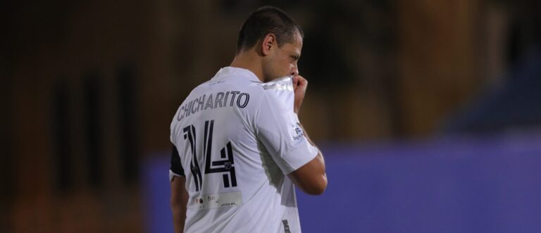 Lesionado! O motivo que levou Chicharito a não jogar no “El Tráfico”