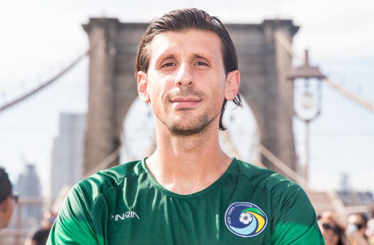 Jogador do New York Cosmos é banido da temporada por conduta violenta