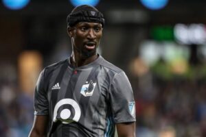 Ike Opara: Uma referência nos gramados reais e virtuais
