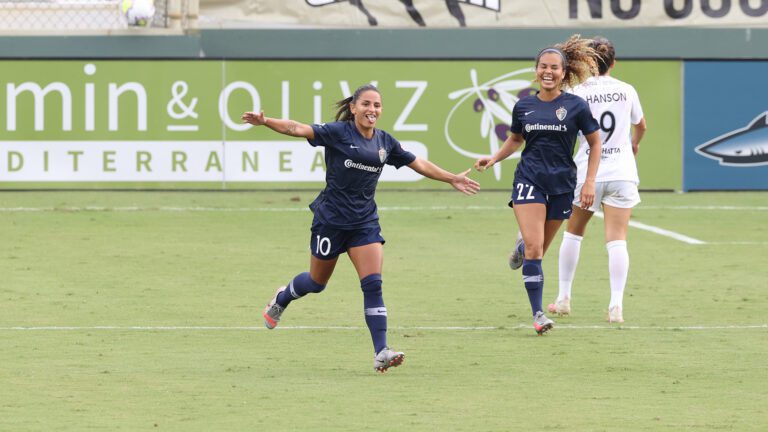 Com dois gols de Debinha, North Carolina Courage vence o Houston Dash