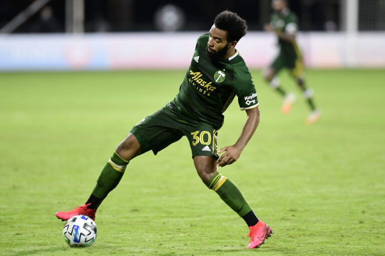 Volante do Portland Timbers sofre lesão em vitória no clássico contra o Seattle