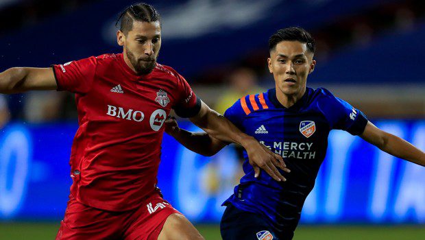 Polêmica de arbitragem na MLS: Técnicos de FC Cincinnati e Toronto FC discordam em lance capital