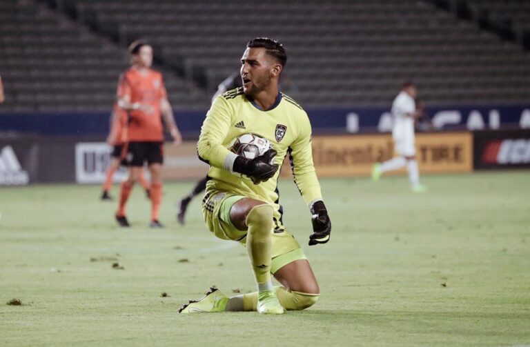 Time comandado por Gerrard anuncia a contratação de jovem goleiro americano