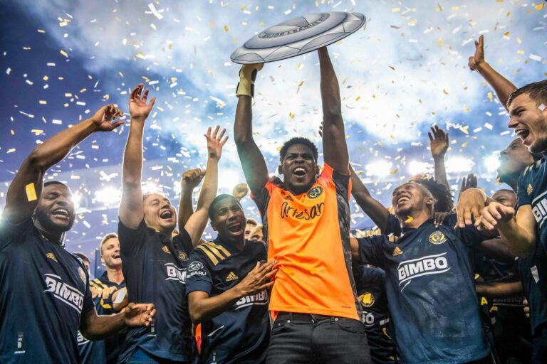 Andre Blake (ao centro) participa da celebração do primeiro Supporter's Shield da história do Philadelphia Union