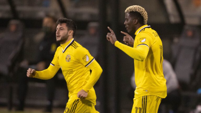 Gyasi Zardes celebra o gol que sacramentou a vitória do Crew sobre o Nashville