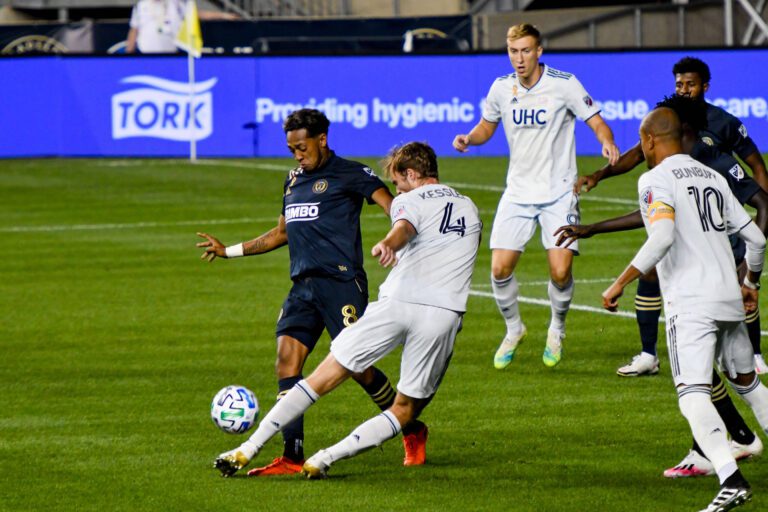 Jose Martinez (Philadelphia Union) e Henry Kessler (New England Revolution)