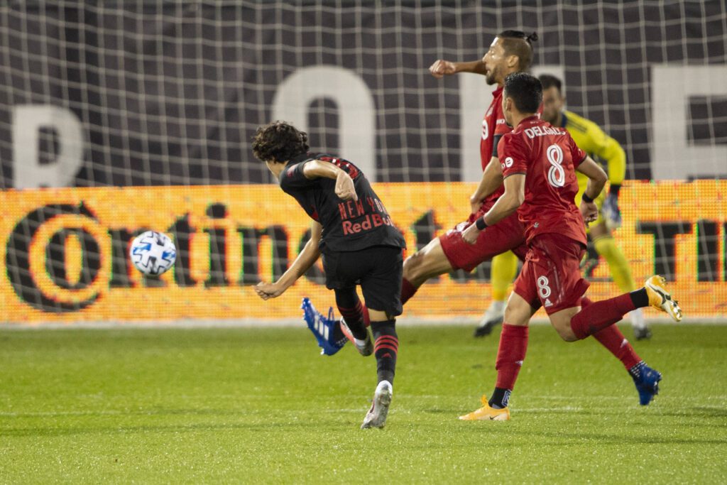 Caden Clark chuta em confronto New York Red Bulls x Toronto FC