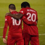 Ayo Akinola e Alejandro Pozuelo após vitória contra Inter Miami