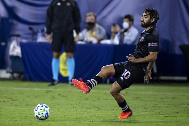 Em tom ácido, Neville garante permanência de Rodolfo Pizarro no Inter Miami