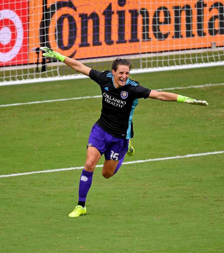 Rodrigo Schlegel defende penalidade e celebra classificação do Orlando City