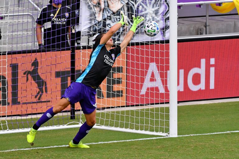 Goleiro é expulso nos penaltis, zagueiro defende penalti e Orlando elimina New York City