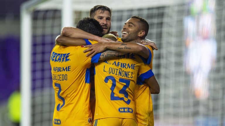 Jogadores do Tigres/MEX celebram o gol marcado pelo brasileiro Rafael Carioca