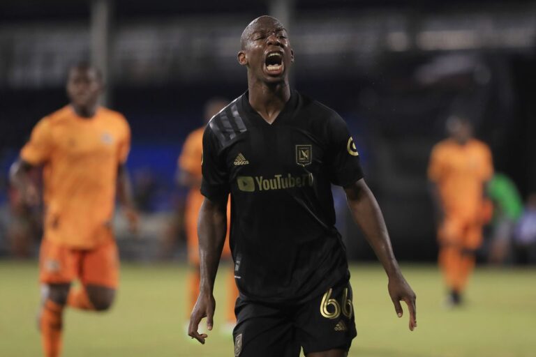 Artilheiro Bradley Wright-Phillips assina com nova equipe da MLS