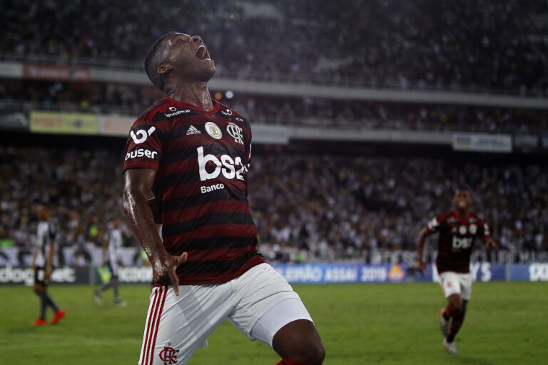 Vancouver Whitecaps entra na briga por atacante do Flamengo