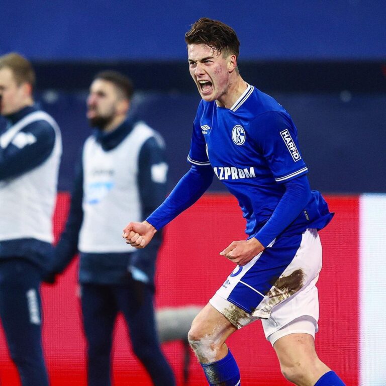 Jovem americano do Schalke 04 faz história ao marcar hat-trick na Bundesliga