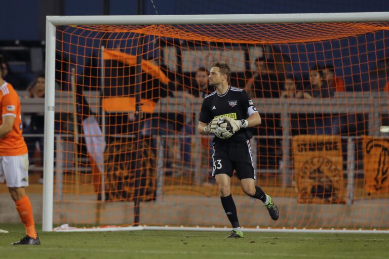 Toros fecha com goleiro que nunca jogou fora do Texas