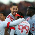 Gonzales e Achara comemoram primeiro gol do Nigeriano