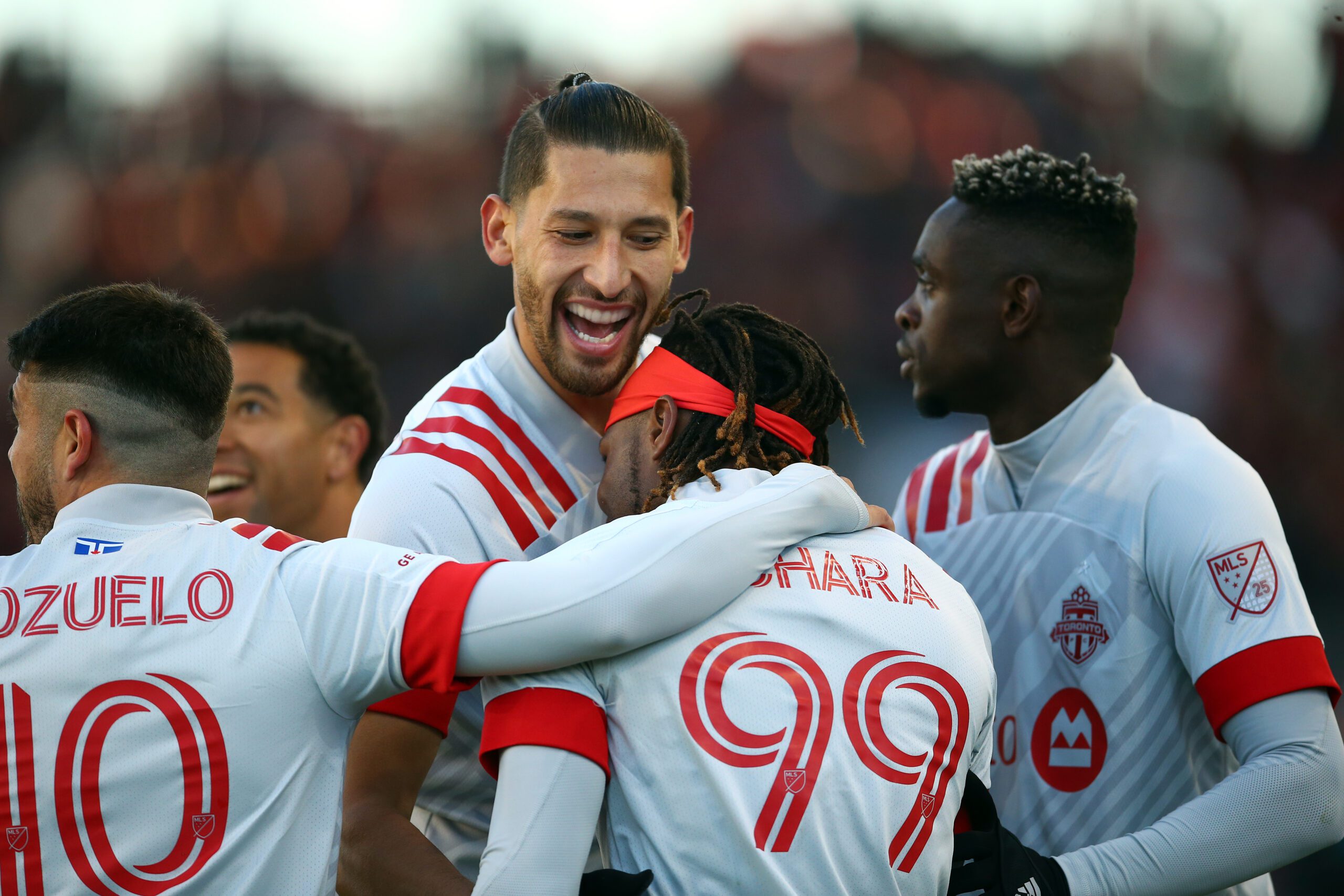 Gonzales e Achara comemoram primeiro gol do Nigeriano