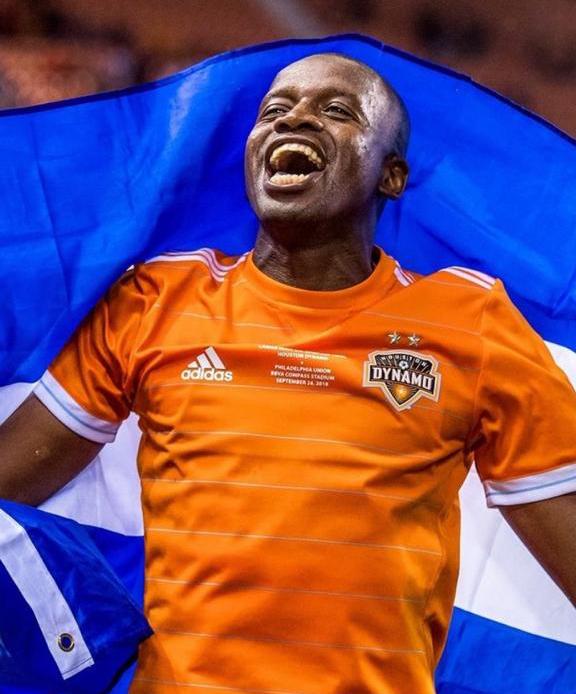 Ídolo do Houston Dynamo tem seu contrato renovado