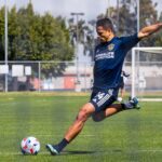 Javier Hernandez calibra o pé durante treinamento do LA Galaxy