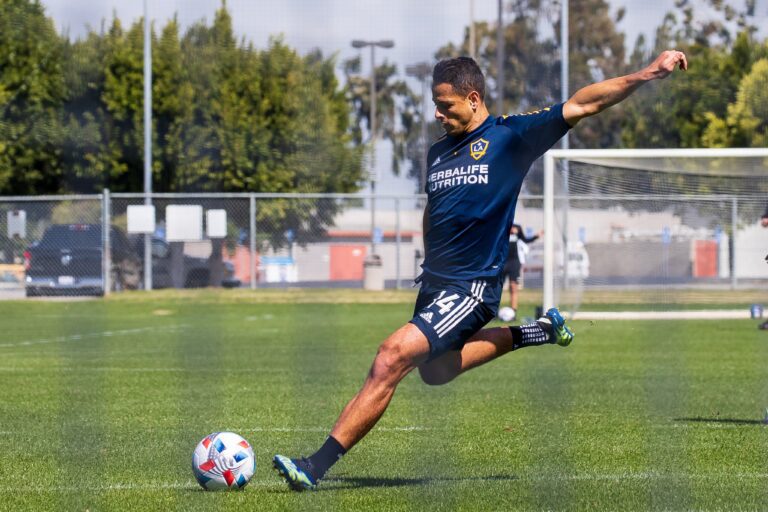 Javier Hernandez calibra o pé durante treinamento do LA Galaxy