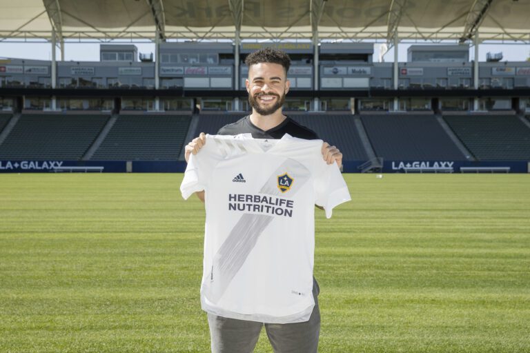 LA Galaxy contrata zagueiro da seleção irlandesa