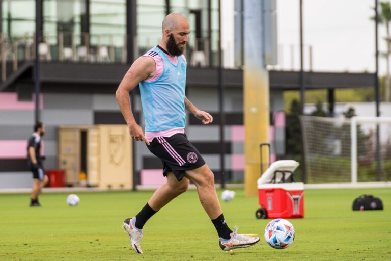 “Pensei que poderia vir aqui e jogar com um cigarro na boca”, afirma Gonzalo Higuaín sobre a MLS