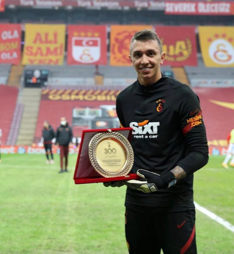 Goleiro uruguaio Fernando Muslera desperta interesse do Los Angeles FC