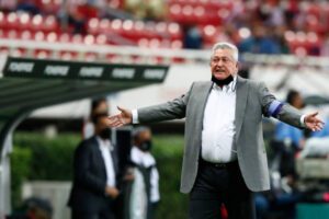 Chivas precisa curar feridas abertas após derrota no clássico