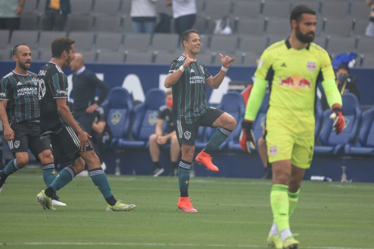 Com três gols de Chicharito, LA Galaxy vence NY Red Bulls em jogo emocionante