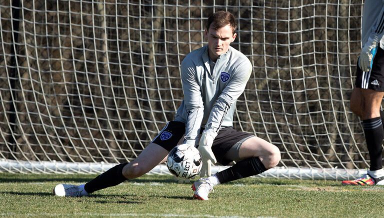 Sporting Kansas City assina com goleiro do Louisville City por empréstimo