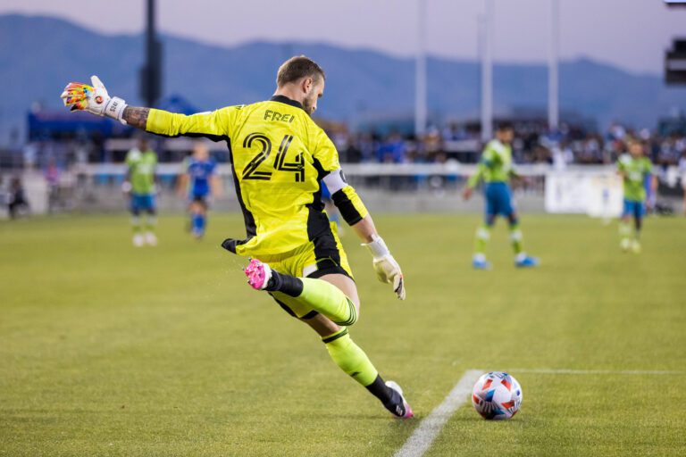 Após lesão, goleiro ídolo do Seattle Sounders tranquiliza torcida em comunicado