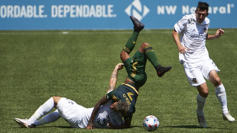 Após entrada dura e expulsão, zagueiro do LA Galaxy sofre criticas fora dos campos