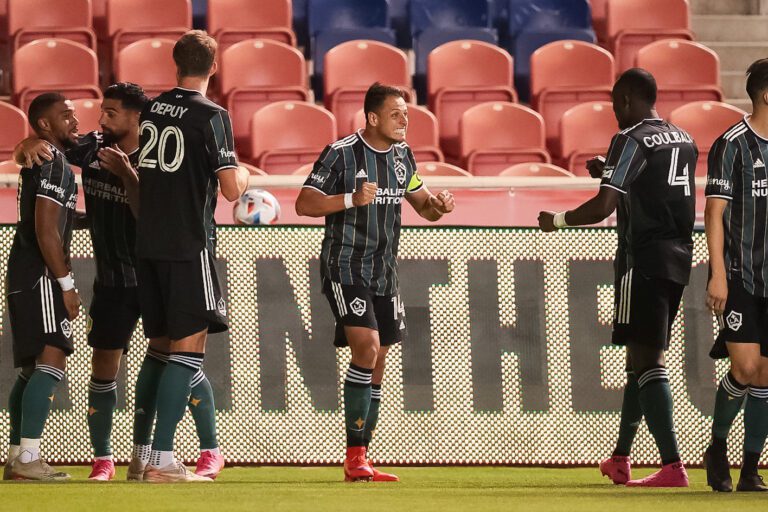 Em jogo frenético, LA Galaxy vence Vancouver Whitecaps com golaço nos acréscimos