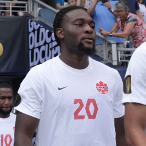 Toronto FC assina novo contrato com atacante canadense