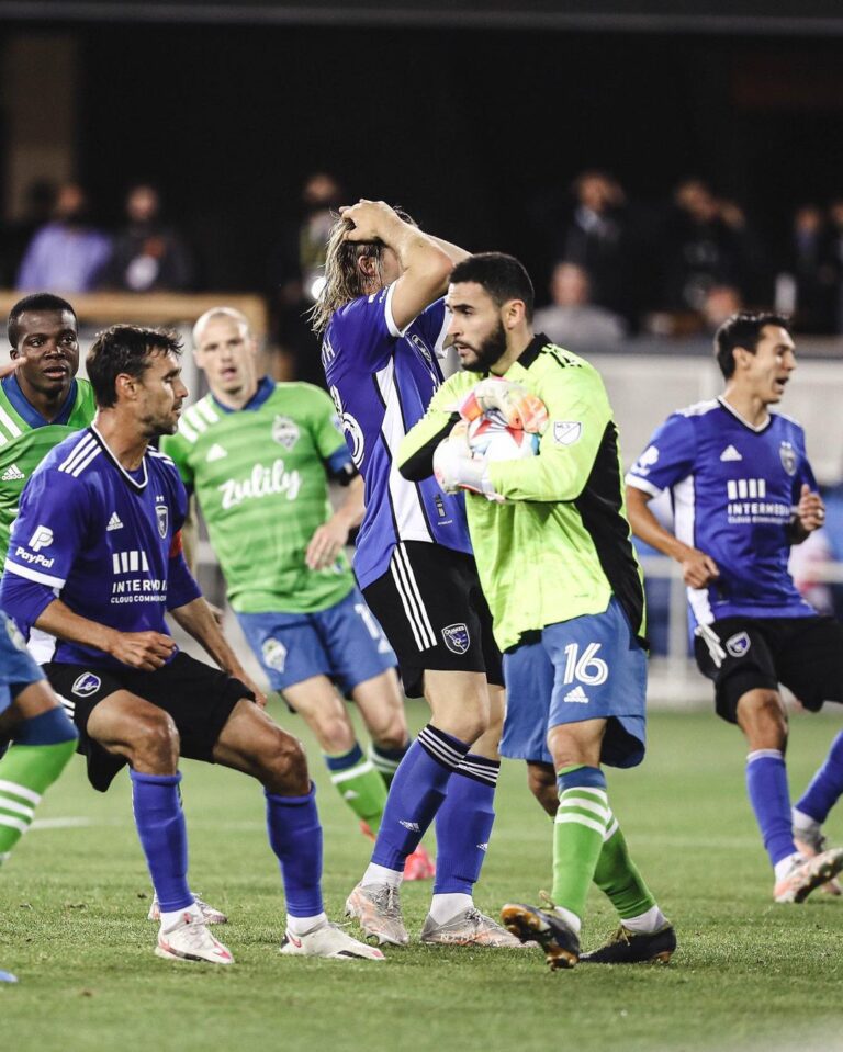 Seattle Sounders extende vínculo de atacante e lateral