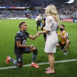 Jogador do Minnesota United pede namorada em casamento