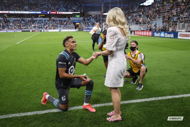 Jogador do Minnesota United pede namorada em casamento