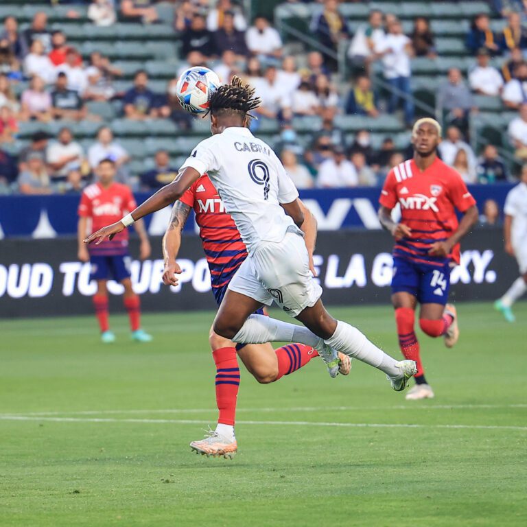 Sem Chicharito, LA Galaxy derrota o FC Dallas e volta a vencer na MLS