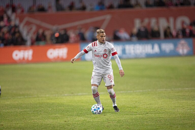 Lateral brasileiro do Toronto FC negocia com o Santos/BRA