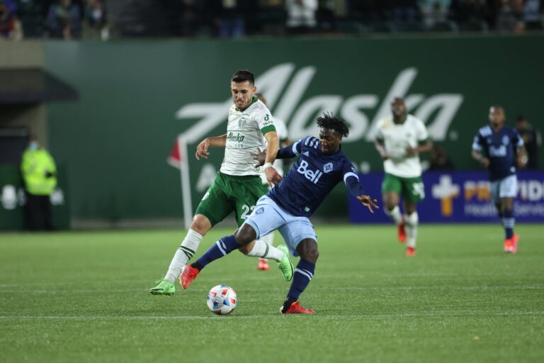 Vancouver Whitecaps vence Portland Timbers de virada e entra na zona de playoffs