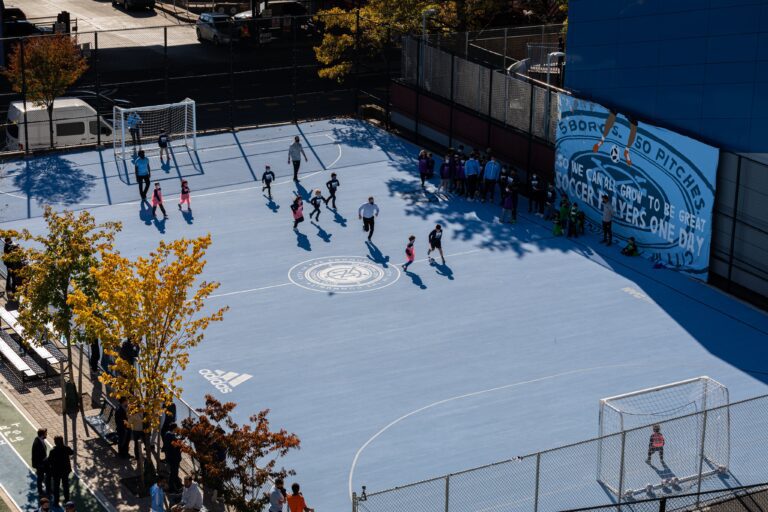 Com direito a “bênção” de Guardiola, New York City comemora projeto comunitário que construiu 50 mini-campos em Nova Iorque