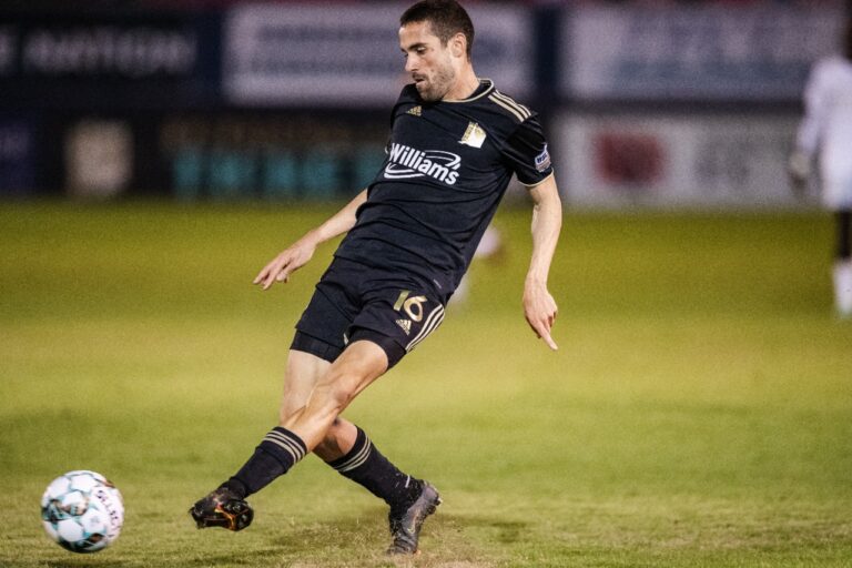 Rodrigo da Costa dando passe durante partida do FC Tulsa