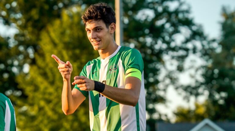 10 e faixa! Pedro Dolabella é eleito MVP e melhor jogador ofensivo no College Soccer