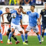 Jesus Medina disputa bola com Daniel Gázdag