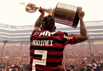 Rodinei lifting the Copa Libertadores Trophy