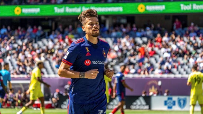 Após saída de vários jogadores, Chicago Fire renova com meio-campista paraguaio