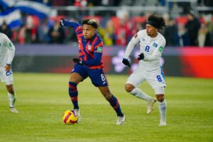 No frio de Columbus, Estados Unidos bate El Salvador e segue na briga pela liderança das Eliminatórias da CONCACAF